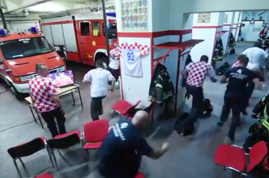 Vui bóng đá nhưng không quên nhiệm vụ

